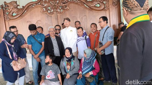 KGPAA Mangkunegoro X menyempatkan diri bertemu dan berfoto dengan wisatawan, Rabu (28/12/2022).