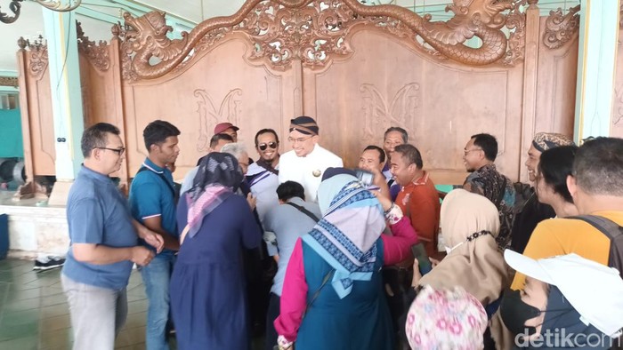 KGPAA Mangkunegoro X menyempatkan diri bertemu dan berfoto dengan wisatawan, Rabu (28/12/2022).