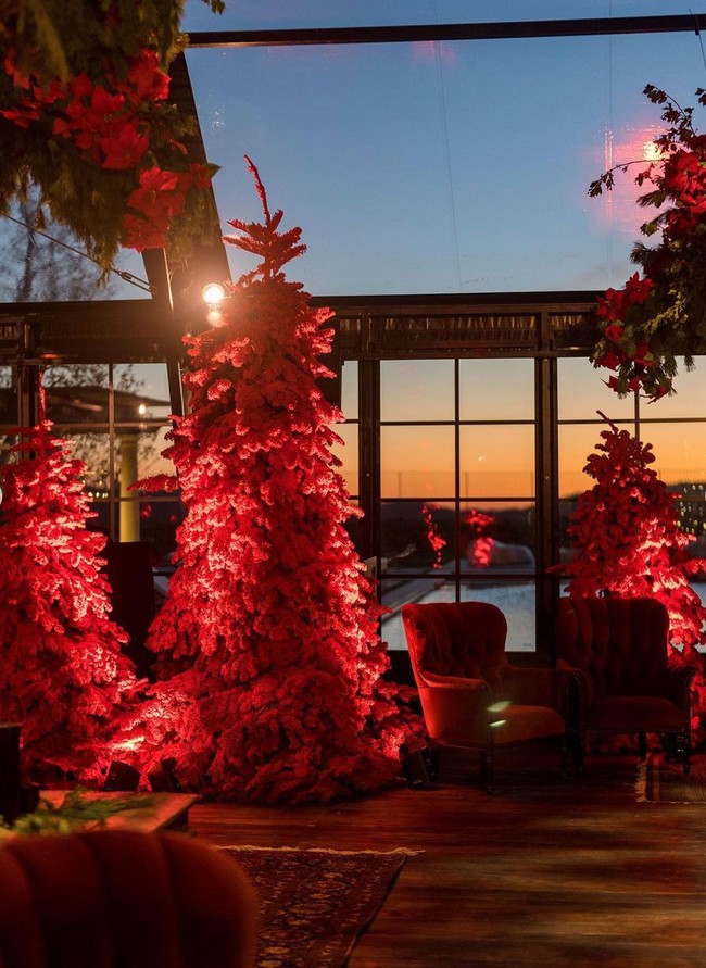 Dekorasi di acara Natal keluarga Kim Kardashian tampak didominasi oleh warna merah. Anggota keluarga yang hadir pun tampil glamor mengenakan gaun panjang. Foto: Instagram/@kimkardashian