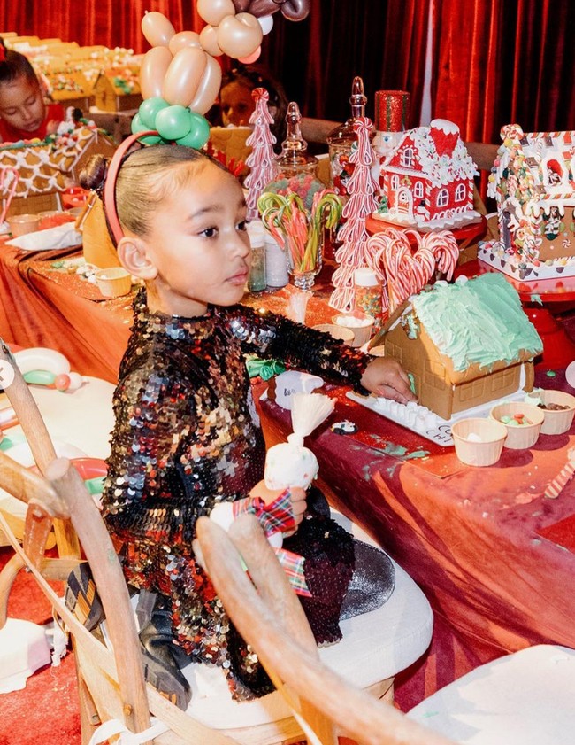 Perayaan Natal di keluarga Kardashian semakin terlihat menggasyikkan dengan berbagai macam kegiatan, salah satunya menghias kue seperti yang diikuti oleh Chicago West. Foto: Instagram/@kimkardashian