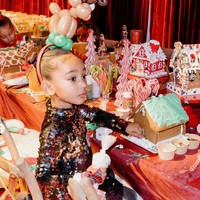 Perayaan Natal di keluarga Kardashian semakin terlihat menggasyikkan dengan berbagai macam kegiatan, salah satunya menghias kue seperti yang diikuti oleh Chicago West. Foto: Instagram/@kimkardashian