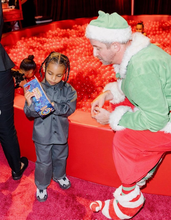 Tak hanya menghias kue, beragam permainan anak pun tersedia di perayaan Natal keluarga Kardashian. Seperti kolam mandi bola yang dipenuhi dengan bola berwarna merah. Ada juga Santa Klaus yang hadir menghibur para tamu undangan dan anak-anak. Foto: Instagram/@kimkardashian