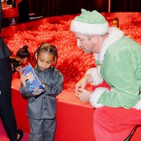 Tak hanya menghias kue, beragam permainan anak pun tersedia di perayaan Natal keluarga Kardashian. Seperti kolam mandi bola yang dipenuhi dengan bola berwarna merah. Ada juga Santa Klaus yang hadir menghibur para tamu undangan dan anak-anak. Foto: Instagram/@kimkardashian