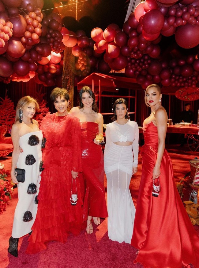 Keluarga Kardashian juga tampqk mengundang beberapa tamu lain yang membuat acara jadi semakin meriah. Tak lupa mereka juga sempat membagikan fotonya bersama beberapa tamu undangan yang hadir. Foto: Instagram/@kimkardashian