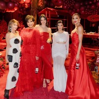 Keluarga Kardashian juga tampqk mengundang beberapa tamu lain yang membuat acara jadi semakin meriah. Tak lupa mereka juga sempat membagikan fotonya bersama beberapa tamu undangan yang hadir. Foto: Instagram/@kimkardashian