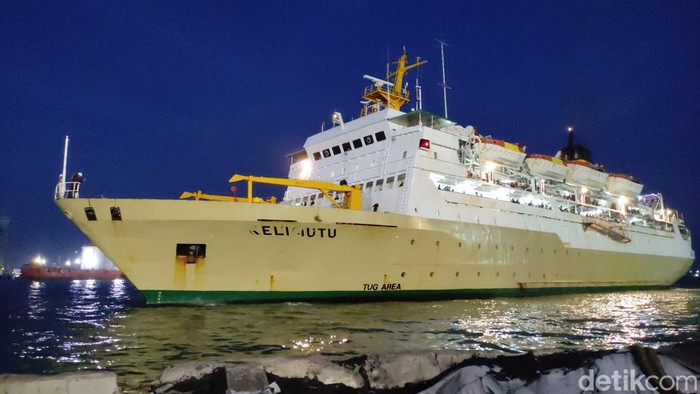 KM Kelimutu yang mengevakuasi ratusan wisatawan dari Karimunjawa menuju Semarang, Selasa (27/12/2022) malam.