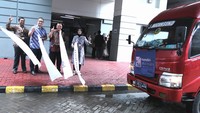 VP transaction Banking Retail Sales Bank Mandiri Andhika Hendro Dwiantoro, VP Credit Card Group Bank Mandiri Ferdy Edwar Moezwar, Wakil Ketua Yayasan Mandiri Amal Insani (MAI) Abung Sewaka dan SVP Retail Deposit Product & Solution Bank Mandiri Evi Dempowati sedang mengangkat bendera simbolisasi pelepasan bantuan nasabah Livinpoin peduli gempa Cianjur di Jakarta, Rabu (28/12). 