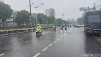 Foto: Kondisi di Matraman Jakarta juga sudah turun hujan cukup deras (Tim detikcom)