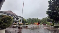 Foto: Kondisi langit di kantor Wali Kota Jakarta Pusat. Hujan sudah mulai turun (Tim detikcom)