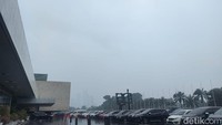 Foto: Kondisi langit di kawasan kompleks gedung DPR/MPR. Hujan intensitas mulai turun disertai angin kencang (Tim detikcom)