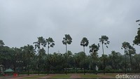 Foto: Kondisi langit di Jakarta dipotret dari kawasan Jalan Medan Merdeka Selatan, Jakpus. Hujan turun disertai angin (Tim detikcom)