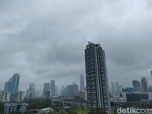 Langit Jakarta Diselimuti Mendung, BMKG Keluarkan Peringatan Dini