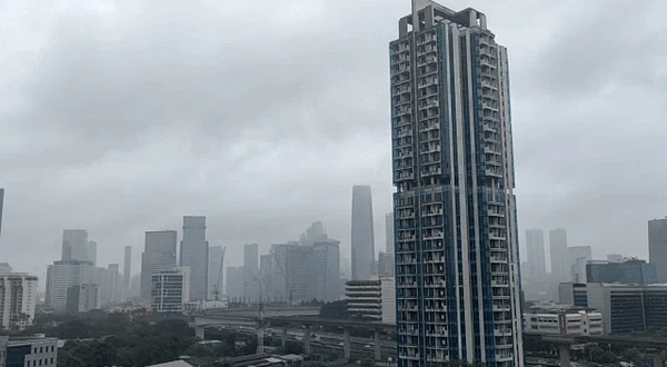 Potret Langit Jakarta 28 Desember Siang Saat Ada Prediksi Cuaca Ekstrem