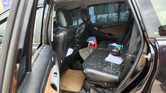 Kondisi mobil anggota DPRD Batam yang kacanya dipecahkan pencuri