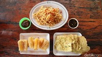 Datang ke Kopi Koneng, belum lengkap bila tak menyantap aneka makanan. Contohnya camilan seperti enoki cabai garam, singkong goreng sambal roa, dan tempe mendoan. Foto: Rifkianto Nugroho/detikcom