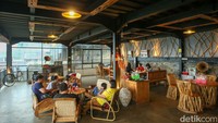 Suasana khas zaman dulu nan klasik terasa di ruang semi indoor mereka. Traveler dapat melihat deretan poster iklan tempo dulu, radio dan tv jadul, bahkan ada pula vespa klasik. Foto: Rifkianto Nugroho/detikcom