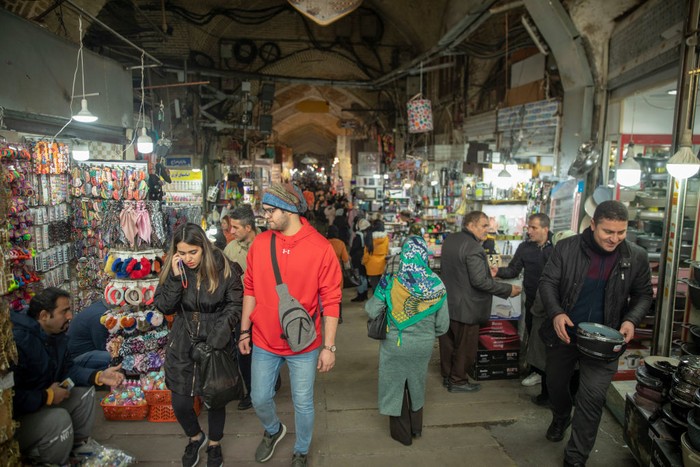 krisis iran TEHRAN, IRAN - DECEMBER 26: Iranian shoppers shop at Tehran gran bazzar on December 26, 2022, in Tehran, Iran's currency has dropped to a new historic low, breaking the 410,000 rial threshold against the US dollar, amid a deep political and economic crisis. (Photo by Majid Saeedi/Getty Images)