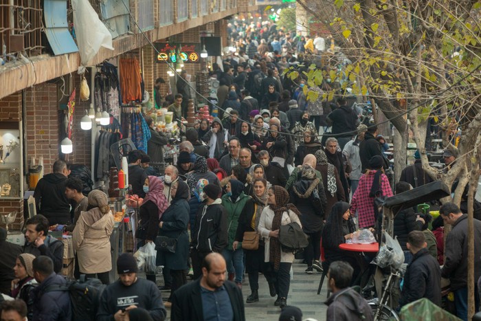 krisis iran TEHRAN, IRAN - DECEMBER 26: Iranian shoppers shop at Tehran gran bazzar on December 26, 2022, in Tehran, Iran's currency has dropped to a new historic low, breaking the 410,000 rial threshold against the US dollar, amid a deep political and economic crisis. (Photo by Majid Saeedi/Getty Images)
