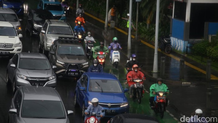 BMKG menyampaikan ada potensi cuaca ekstrem terjadi di sejumlah wilayah di Indonesia. Hal itu membuat sejumlah titik di Ibu Kota macet.