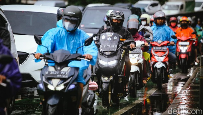 Lalin Sudirman Padat Saat Prediksi Cuaca Ekstrem 28 Desember BMKG menyampaikan ada potensi cuaca ekstrem terjadi di sejumlah wilayah di Indonesia. Hal itu membuat sejumlah titik di Ibu Kota macet.