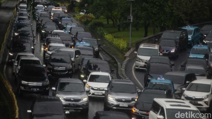 Lalin Sudirman Padat Saat Prediksi Cuaca Ekstrem 28 Desember BMKG menyampaikan ada potensi cuaca ekstrem terjadi di sejumlah wilayah di Indonesia. Hal itu membuat sejumlah titik di Ibu Kota macet.