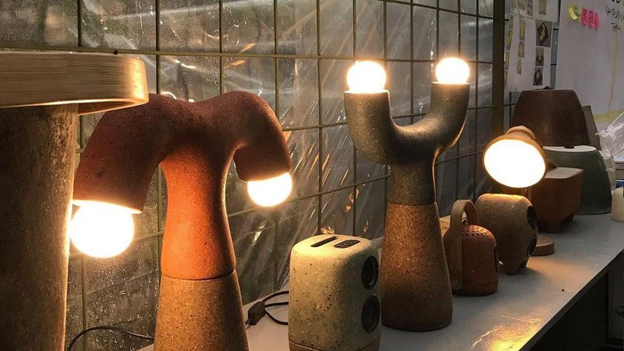 Lampu meja dan speaker dari kotoran sapi karya Tim ITB.