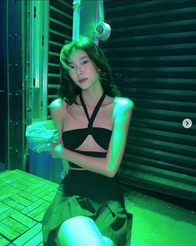 Wanita berusia 22 tahun itu disebut-sebut paket lengkap “brain, beauty, and body.” Dalam acara Single’s Inferno 2, terungkap bahwa Nadine diterima di tiga kampus bergengsi dunia: Harvard, Yale, dan Princeton. Foto: dok. Instagram @deeenerss