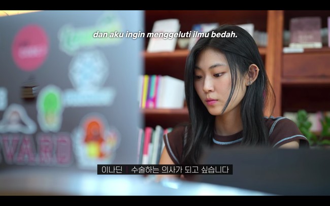 Kepada kontestan Single’s Inferno 2 yang menarik perhatiannya, Shin Dong Woo, Nadine mengaku ingin mengambil spesialis ahli bedah plastik. Dia ikut acara perjodohan Netflix di waktu liburan terakhirnya sebelum kembali ke Amerika dan mulai sibuk. Foto: dok. Netflix