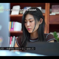 Kepada kontestan Single’s Inferno 2 yang menarik perhatiannya, Shin Dong Woo, Nadine mengaku ingin mengambil spesialis ahli bedah plastik. Dia ikut acara perjodohan Netflix di waktu liburan terakhirnya sebelum kembali ke Amerika dan mulai sibuk. Foto: dok. Netflix