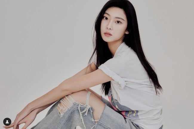 Punya postur tubuh yang tinggi dan atletis, Nadine sempat aktif sebagai model. Dia bergabung di bawah naungan Look Model Agency yang berbasis di San Fransisco sejak 2012 hingga 2018. Dia juga menjadi model naungan agensi Korea, YG KPlus dari tahun 2014 hingga 2018. Foto: dok. Instagram @deeenerss