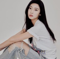 Punya postur tubuh yang tinggi dan atletis, Nadine sempat aktif sebagai model. Dia bergabung di bawah naungan Look Model Agency yang berbasis di San Fransisco sejak 2012 hingga 2018. Dia juga menjadi model naungan agensi Korea, YG KPlus dari tahun 2014 hingga 2018. Foto: dok. Instagram @deeenerss