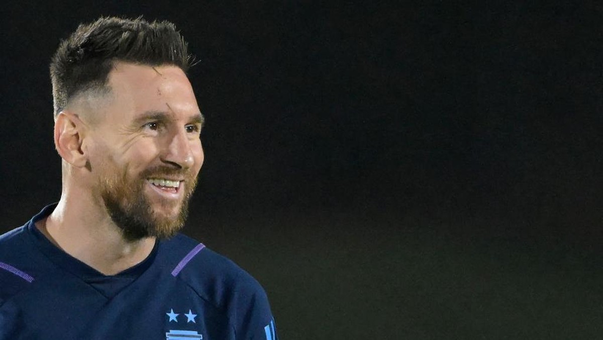 Messi menjadi kapten Argentina pertama dalam 36 tahun yang berhasil memenangi Piala Dunia. Foto: AFP via Getty Images/JUAN MABROMATA