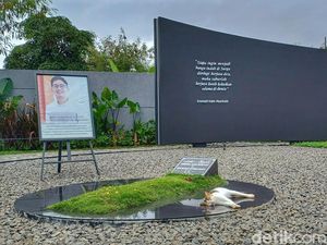 Magnet Makam Eril dan Kucing yang Setia di Lokasi