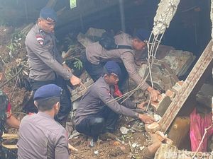 Momen Evakuasi Korban Longsor di Jalan Poros Maros-Bone, 5 Masih Hilang