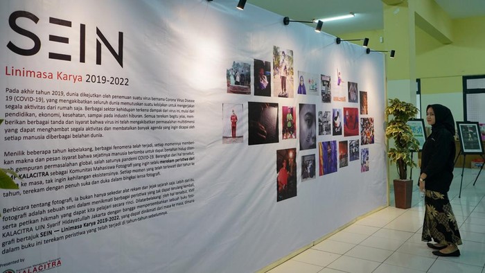 Komunitas Mahasiswa Fotografi (KMF) Kalacitra meluncurkan buku foto bertajuk SEIN di UIN Syarif Hidayatullah, Tangerang Selatan, Rabu (28/12/2022).