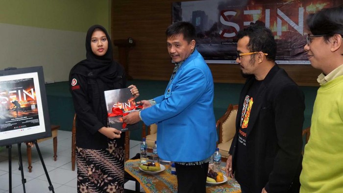 Mahasiswa UIN Jakarta Luncurkan Buku Foto Tentang Lini Masa Indonesia Komunitas Mahasiswa Fotografi (KMF) Kalacitra meluncurkan buku foto bertajuk SEIN di UIN Syarif Hidayatullah, Tangerang Selatan, Rabu (28/12/2022).