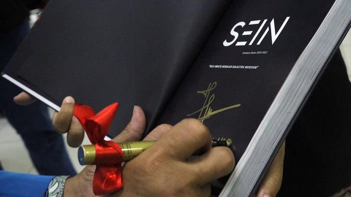 Komunitas Mahasiswa Fotografi (KMF) Kalacitra meluncurkan buku foto bertajuk SEIN di UIN Syarif Hidayatullah, Tangerang Selatan, Rabu (28/12/2022).