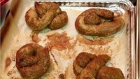 Melihat resep cinnamon bun yang viral di internet, masakan netizen ini jauh dari ekspektasinya. Bukan berbentuk roti yang enak tetapi malah menyerupai kotoran yang dipanggang. Foto: Bored Panda
