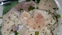 Memasak untuk kekasihnya, netizen ini merasa bangga dengan hasil hidangannya. Walaupun hanya menyajikan ayam setengah matang ia merasa sudah pantas memiliki acara memasak. Foto: Bored Panda