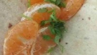 Pelaku vegan ini begitu sangat menginginkan taco dengan isian udang. Dirinya yang tak mengonsumsi hewan berujung mengganti udang dengan jeruk. Foto: Bored Panda