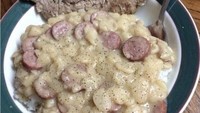 Kombinasi yang bikin mual! Netizen ini menyatukan nasi, mac and cheese dan steak dalam satu suapan yang sama. Foto: Bored Panda