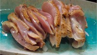 Berniat ingin meniru resep di restoran, netizen ini menyebut hidangannya bernama medium rare chicken strips. Tak mengerti cara memasaknya ia justru menyajikan ayam mentah. Foto: Bored Panda