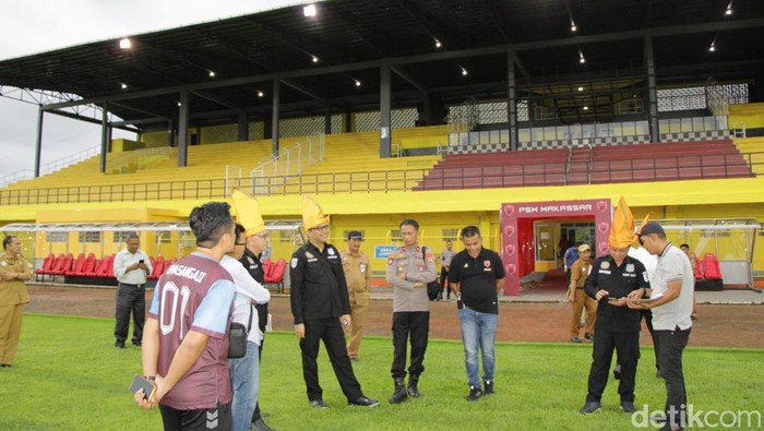 Manajemen PSM Makassar bersama tim asesmen Mabes Polri melihat kondisi di dalam Stadion Gelora BJ Habibie.