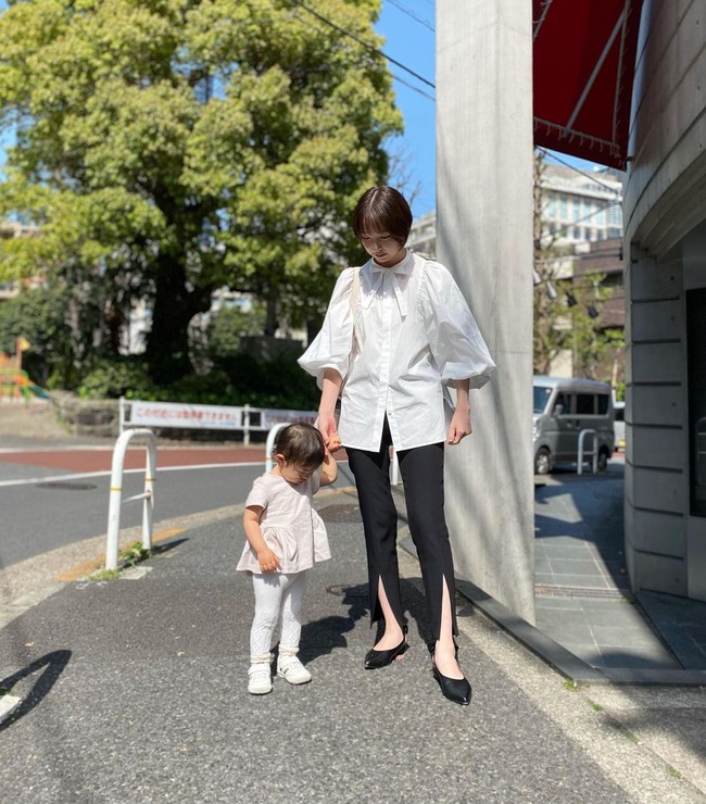 Mariko cukup sering membagikan potretnya dengan sang buah hati tapi tidak pernah menunjukkan wajahnya. Foto: Instagram