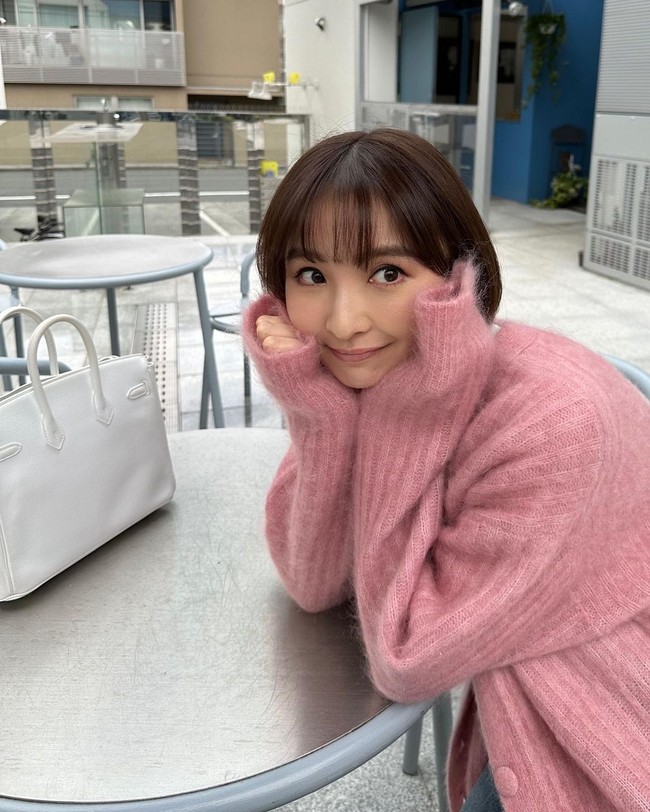 Mantan idol Jepang Mariko Shinoda lagi-lagi bikin heboh. Setelah sempat mengagetkan publik dengan berita pernikahan yang mendadak kini ia dikabarkan berselingkuh. Wanita yang pernah tergabung dalam girlband populer AKB48 itu bahkan disebut telah mendua dari suaminya selama tiga tahun.Foto: Instagram