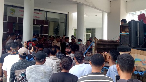 Massa aksi penolakan pelantikan empat kepala desa membacakan pernyataan sikap di hadapan perwakilan DPRD Manggarai Barat, Rabu (28/12/2022).