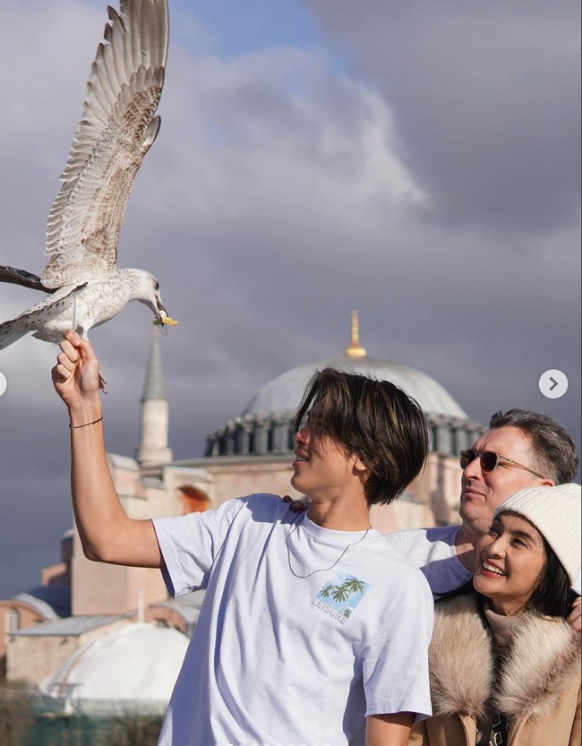 Selama di Turki Maudy ditemani oleh sang suami dan anak semata wayangnya. Tampak Maudy dan keluarganya yang mencoba memberi makan dan berfoto bersama burung di sana. Foto: Instagram/@maudykoesnaedi