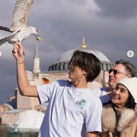 Selama di Turki Maudy ditemani oleh sang suami dan anak semata wayangnya. Tampak Maudy dan keluarganya yang mencoba memberi makan dan berfoto bersama burung di sana. Foto: Instagram/@maudykoesnaedi