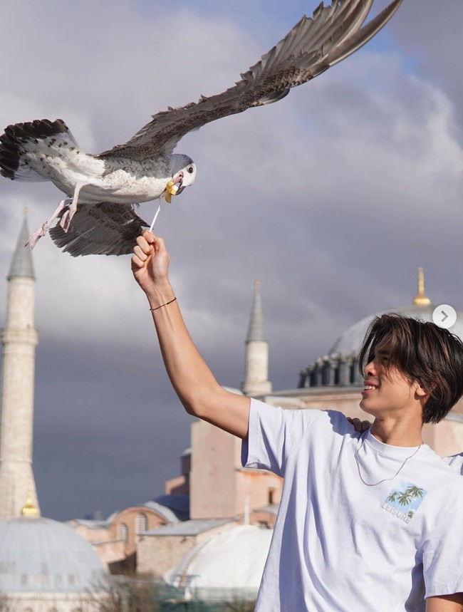 Penampilan sang anak, Eddy Meijer pun tak luput dari perhatian. Memiliki paras ganteng blasteran, tak heran jika putra semata wayang Maudy itu banyak diidolakan kaum hawa. Foto: Instagram/@maudykoesnaedi