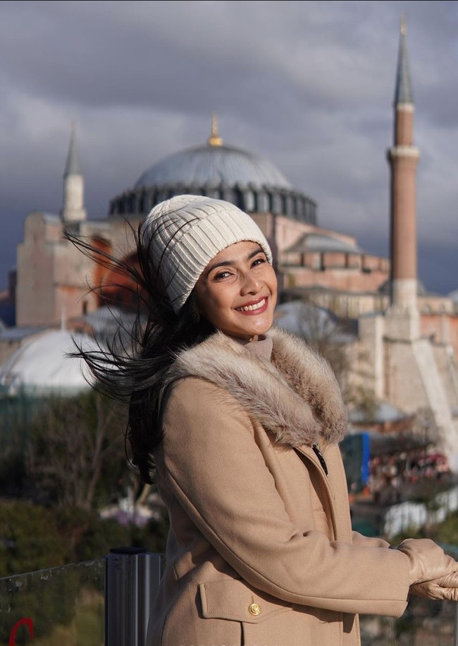 Tak kalah menawan, Maudy tampil cantik mengenakan coat berwarna coklat yang dipadukan dengan kupluk berwarna putih. Dengan senyuman di wajahnya, pesona Maudy pun jadi kian terpancar. Foto: Instagram/@maudykoesnaedi